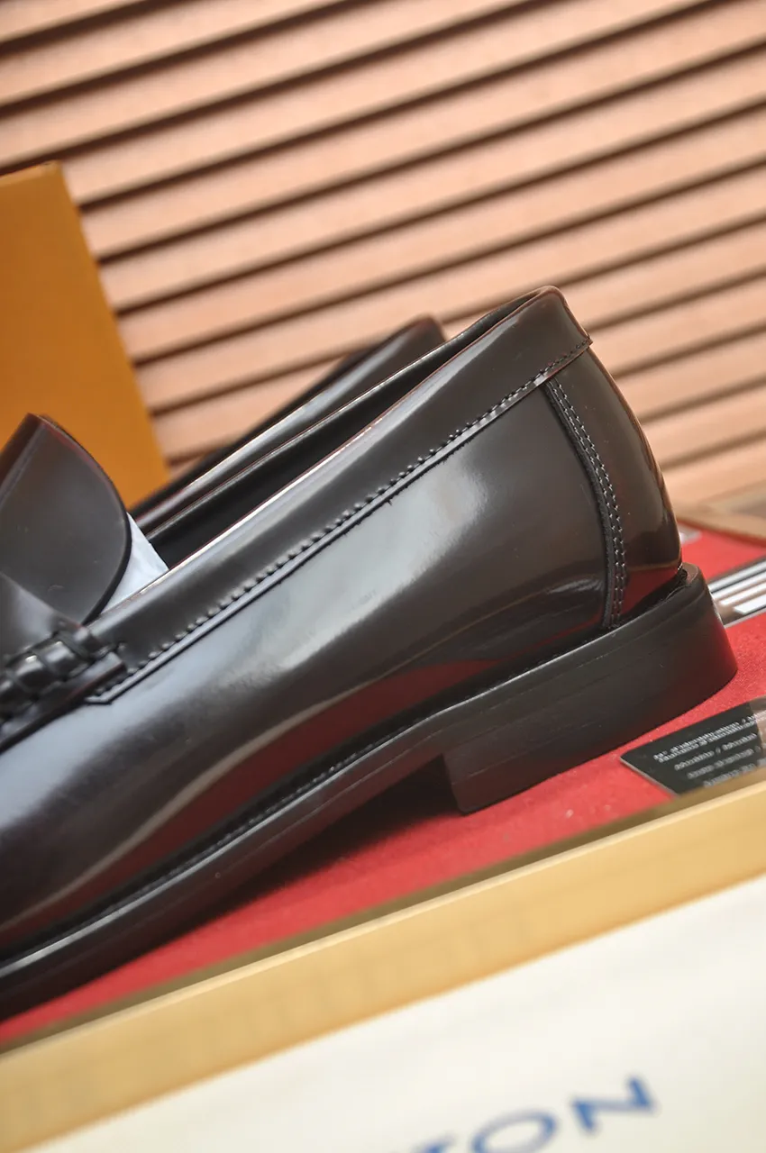 Men's men's shoes 💰560💶 [LV] (original single cowhide lining) 🍀LV's latest genuine leather business suit shoes are launched simultaneously on the official website. The first-layer cowhide imported from Italy is made of heavy gold, 💥1:1 rubber outsole from the official website. Versatile to wear, high-end without losing class, and the color combination is extraordinary. This four-season style is alluring when worn on your feet, showing off your big-name flair. Standard code 38-44 (45 customized)